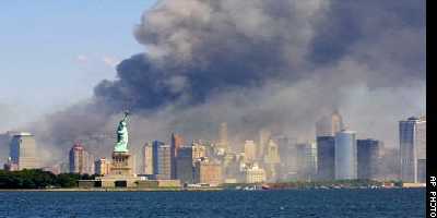 Ezt a képet láttam meg elõször a CNN adásában! .. Amíg élek nem fogom elfelejteni, ahogy rádöbbentem, hogy a füstfelhõk mögött az általam már a valóságban is többször látott NewYork központját látom!