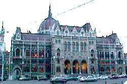 A Parlament épülete a főbejárat irányából.